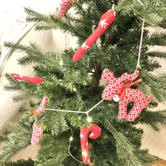 świąteczna girlanda z reniferów i lasek cukrowych