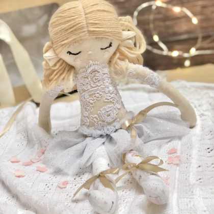 bezpieczna oryginalna lalka na urodziny dziewczynki